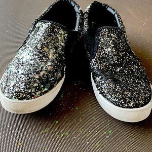 Black AKID with spark tennis shoes